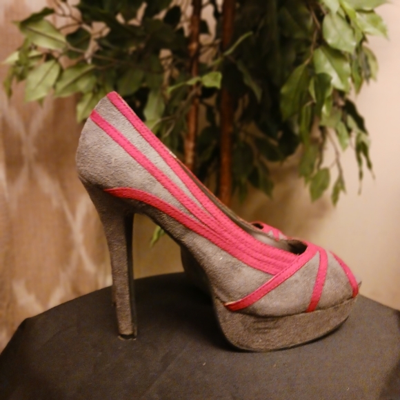 Gray & red pumps sz 9 - Picture 2 of 8